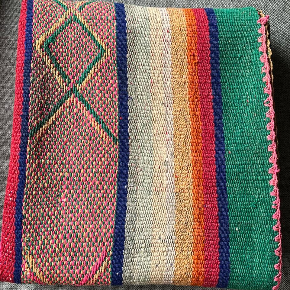 Decora con textiles peruanos, encuéntralos sólo en @Moiras_alfombras Espacios bohemios, cálidos  y llenos de personalidad.