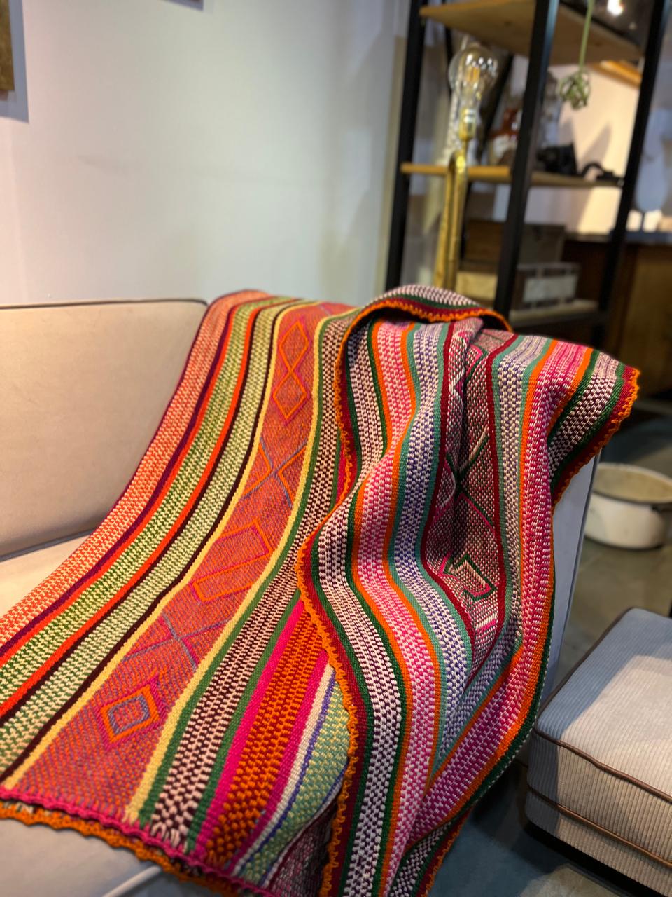 Hermosos textiles tejidos a mano en lana de oveja en Perú, la mayoría con bordes en crochet; para nosotros es un honor traer estas piezas únicas a Colombia, y compartir con ustedes todo el colorido, el tejido y la tradición inca.